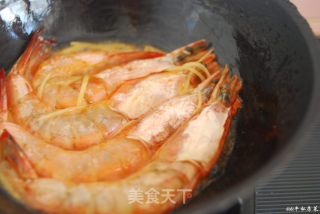 色泽亮丽味香飘逸鲜嫩微甜的美味佳肴—油焖大虾的做法步骤：6