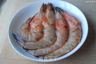 色泽亮丽味香飘逸鲜嫩微甜的美味佳肴—油焖大虾的做法步骤：2