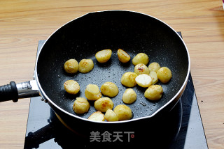 不可错过的小土豆烧鱿鱼的做法步骤：9