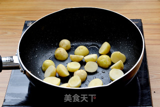 不可错过的小土豆烧鱿鱼的做法步骤：8