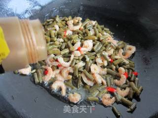 酸豆角炒虾米的做法步骤：9