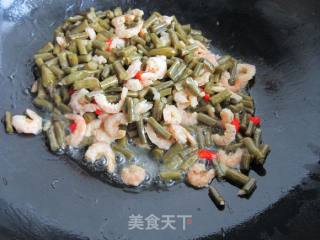 酸豆角炒虾米的做法步骤：10