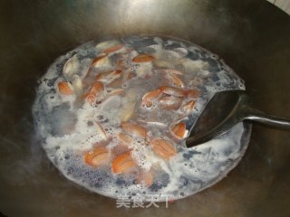 姜葱粉丝炒花蛤的做法步骤：2