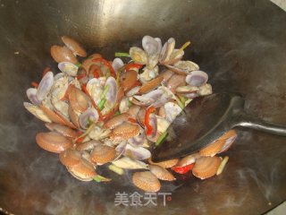 姜葱粉丝炒花蛤的做法步骤：4