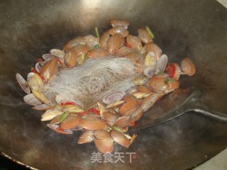 姜葱粉丝炒花蛤的做法步骤：5