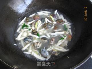 海鲜菇花蛤汤的做法步骤：8