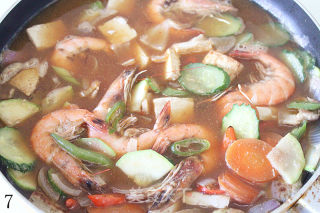 【韩式鲜虾大酱汤】冬季暖胃鲜美的鲜虾韩式汤的做法步骤：7