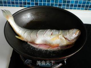 家常烧大黄鱼的做法步骤：4