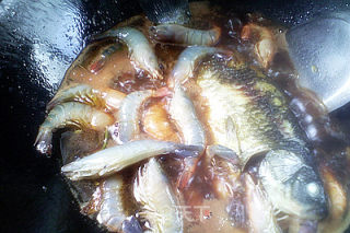 红烧鲫鱼大虾的做法步骤：8