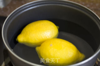 红酒柠檬基围虾的做法步骤：2