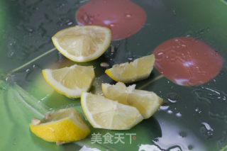 红酒柠檬基围虾的做法步骤：3