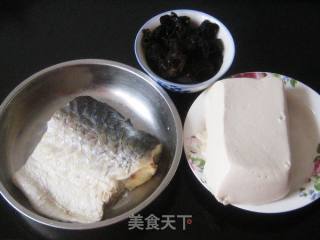 豆腐黑木耳炖咸青鱼的做法步骤：1