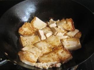 豆腐黑木耳炖咸青鱼的做法步骤：5