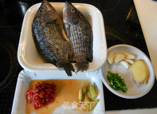 【双椒罗非鱼】令人食指大动的菜的做法步骤：1