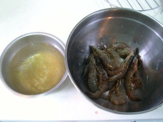 蒜蓉鱼翅蒸大虾的做法步骤：1