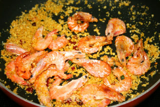 巧用咖喱做创新美味营养的红虾——【香酥咖喱红虾】的做法步骤：9