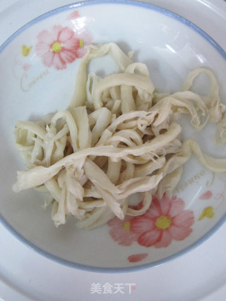 让蘑菇酥脆鲜美的吃法——黄金咖喱炸蘑菇的做法步骤：3