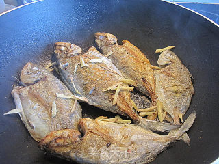 黄豆酱烧海鱼的做法步骤：3