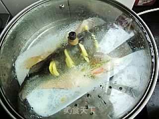 椒汁蒸鲈鱼的做法步骤：9