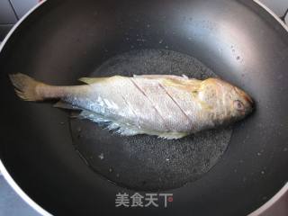 雪菜烧黄鱼的做法步骤：4
