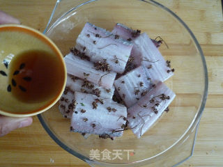 【天津】椒盐干煎带鱼的做法步骤：2