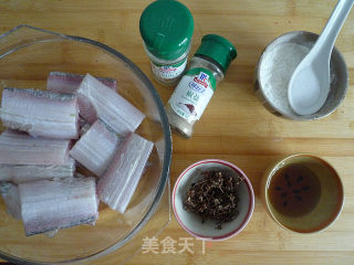 【天津】椒盐干煎带鱼的做法步骤：1