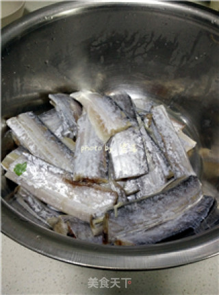 【四川】五香带鱼的做法步骤：1