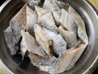 香烧带鱼的做法步骤：1