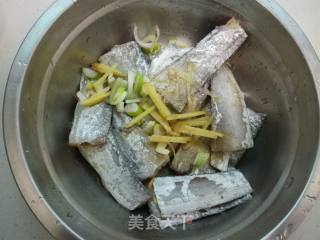 剁椒烧带鱼的做法步骤：1