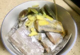 #吉祥年夜菜#代代有余双椒回锅带鱼的做法步骤：3