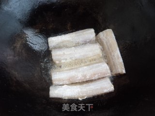  铁锅炖鱼贴饼子的做法步骤：5