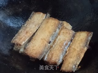  铁锅炖鱼贴饼子的做法步骤：7