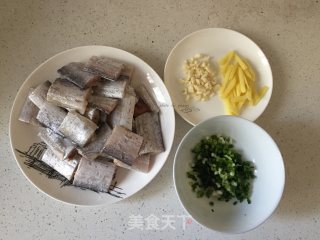 椒盐带鱼的做法步骤：1