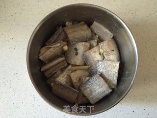 椒盐带鱼的做法步骤：2