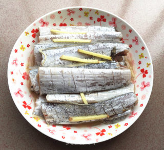 小米椒焖烧带鱼的做法步骤：2