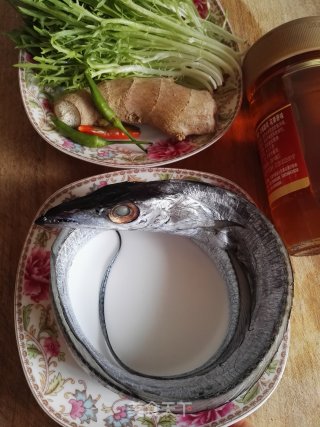 【河北】苦菊蜜汁带鱼的做法步骤：1