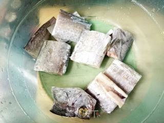 【苏州】糖醋带鱼的做法步骤：1