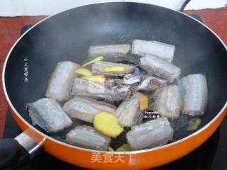 黑胡椒酱香带鱼的做法步骤：3