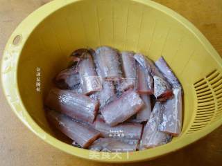 黑胡椒酱香带鱼的做法步骤：2