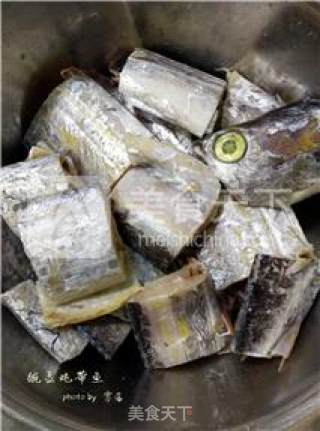 【属于带鱼的美味】豌豆炖带鱼的做法步骤：1