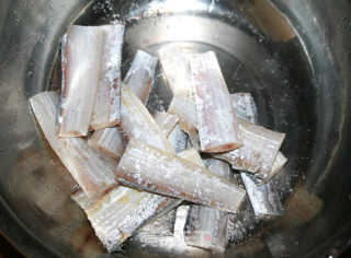 【味道独特，难以忘怀】鱼香红烧带鱼的做法步骤：2