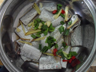 【自制烧烤】烧烤带鱼的做法步骤：3