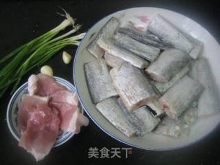 咸肉蒸带鱼的做法步骤：1