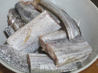 南昌传统风味红烧带鱼的做法步骤：1