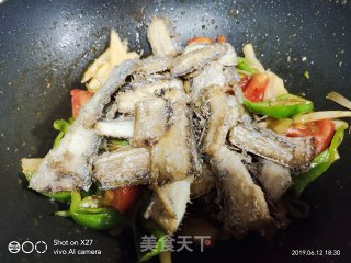 生姜炒带鱼的做法步骤：7