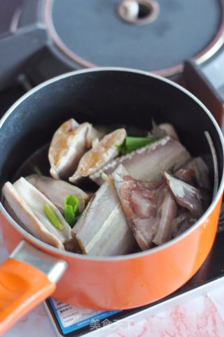 干锅带鱼的做法步骤：1