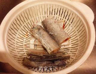 豆瓣酱烧带鱼的做法步骤：1
