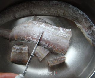香煎带鱼的做法步骤：1