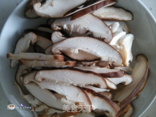 香菇烧带鱼的做法步骤：2
