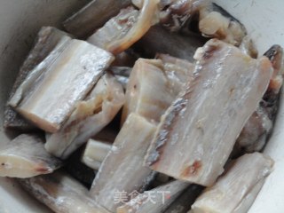 春节必吃菜品之——红烧带鱼的做法步骤：1